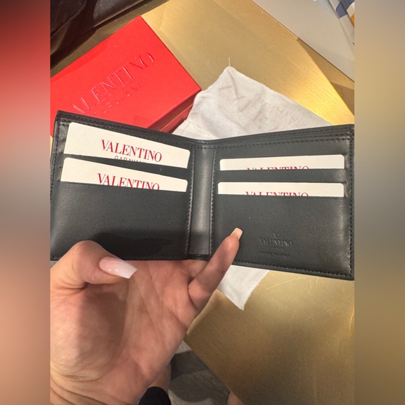 100% Authentic Brand new VALENTINO GARAVANI Neon VLTN Leather Wallet - Picture 1 of 7